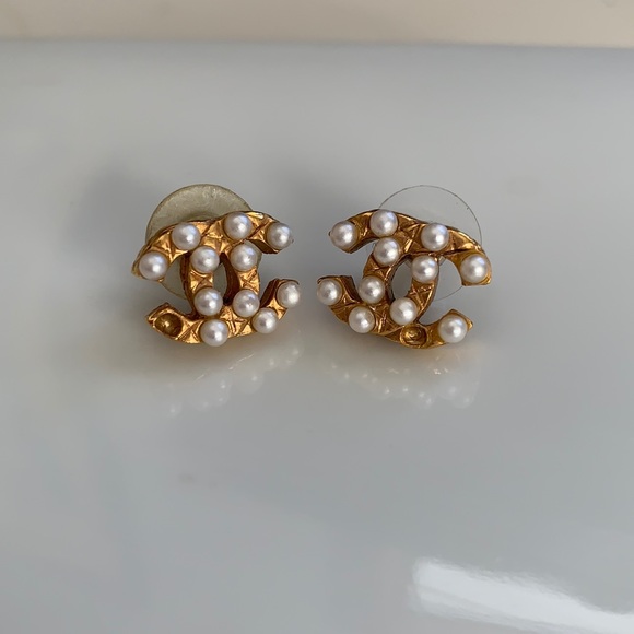 CHANEL Jewelry - Chanel pearl stud earrings
